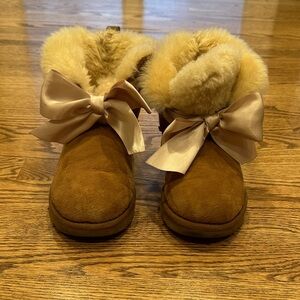 UGG Brown Ankle Boots with Cream Fur and Bow